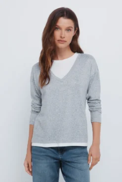 Camiseta cuello pico combinada