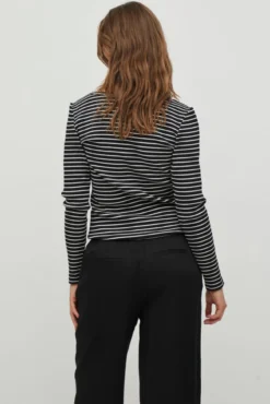 Camiseta de mujer manga larga cuello pico