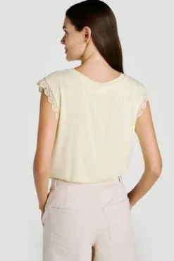 Camiseta de mujer son encaje en mangas