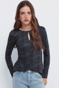 Camiseta escote abertura