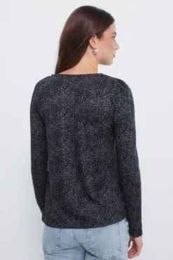 Camiseta escote abertura