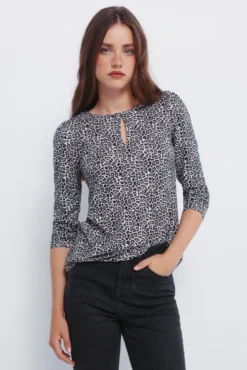 Camiseta escote abertura