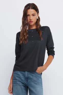 Camiseta tachas posicionadas