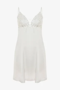 Camisón corto delicado para novia