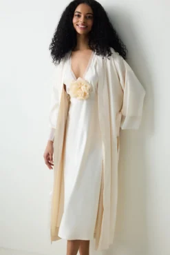 Camisón corto satinado crema