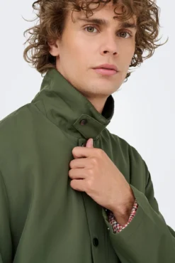 Chaqueta casual con cuello de pana