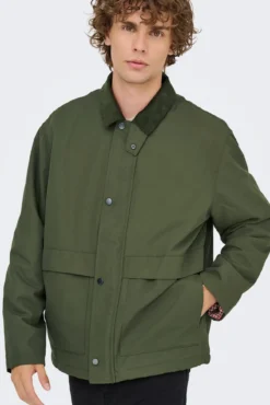 Chaqueta casual con cuello de pana