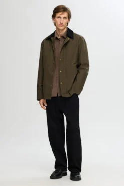 Chaqueta con cuello de pana repelente al agua.