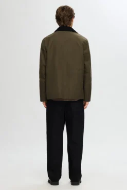 Chaqueta con cuello de pana repelente al agua.
