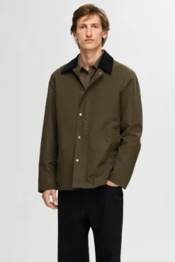Chaqueta con cuello de pana repelente al agua.