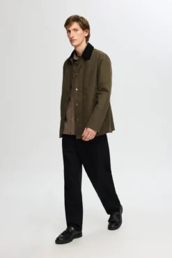 Chaqueta con cuello de pana repelente al agua.