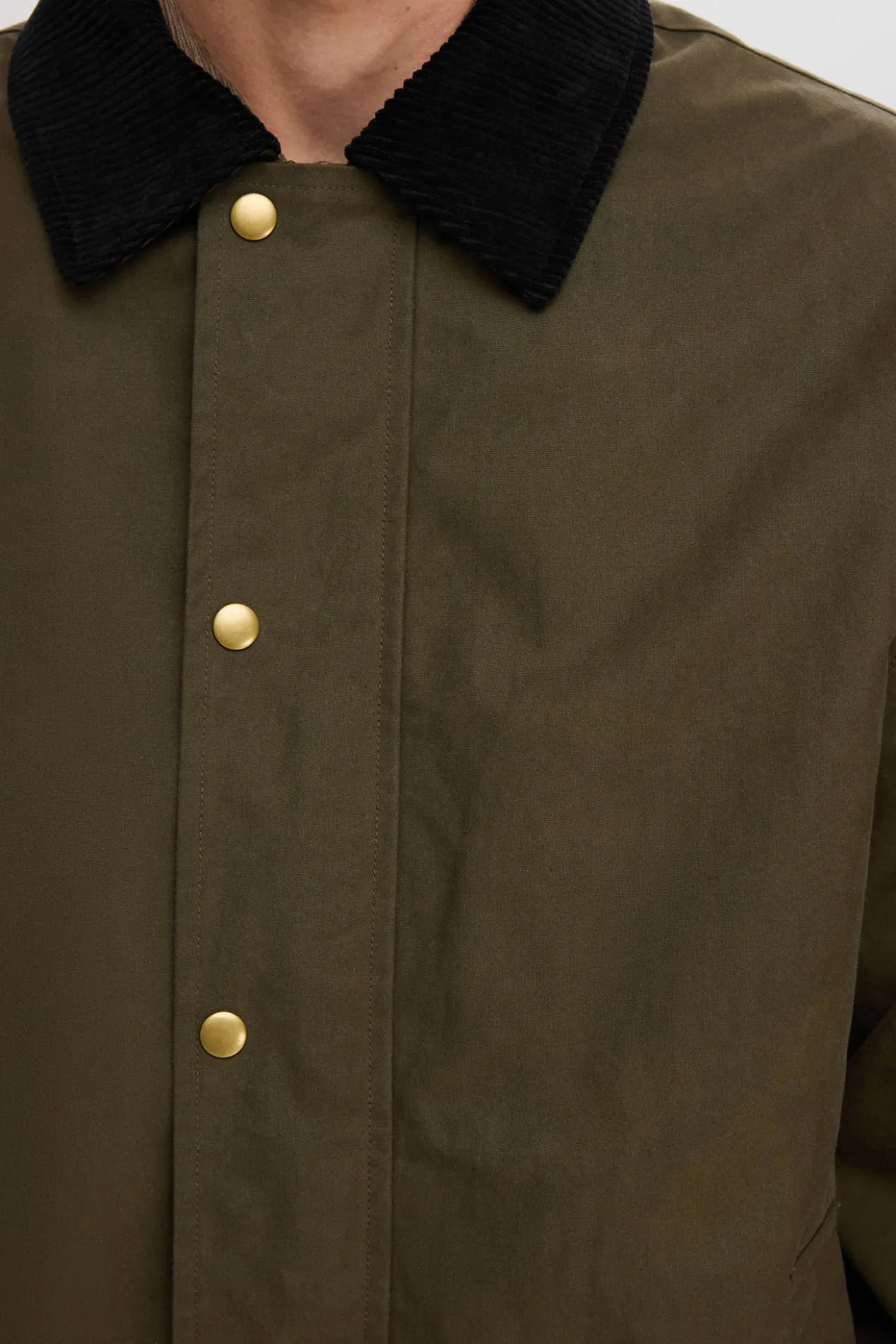 Chaqueta con cuello de pana repelente al agua.