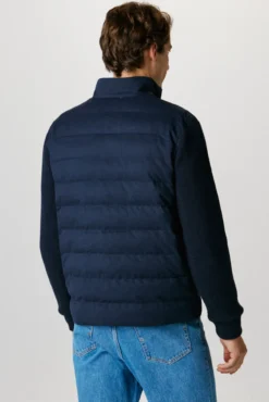 Chaqueta corta acolchada contraste.