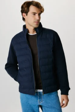 Chaqueta corta acolchada contraste.