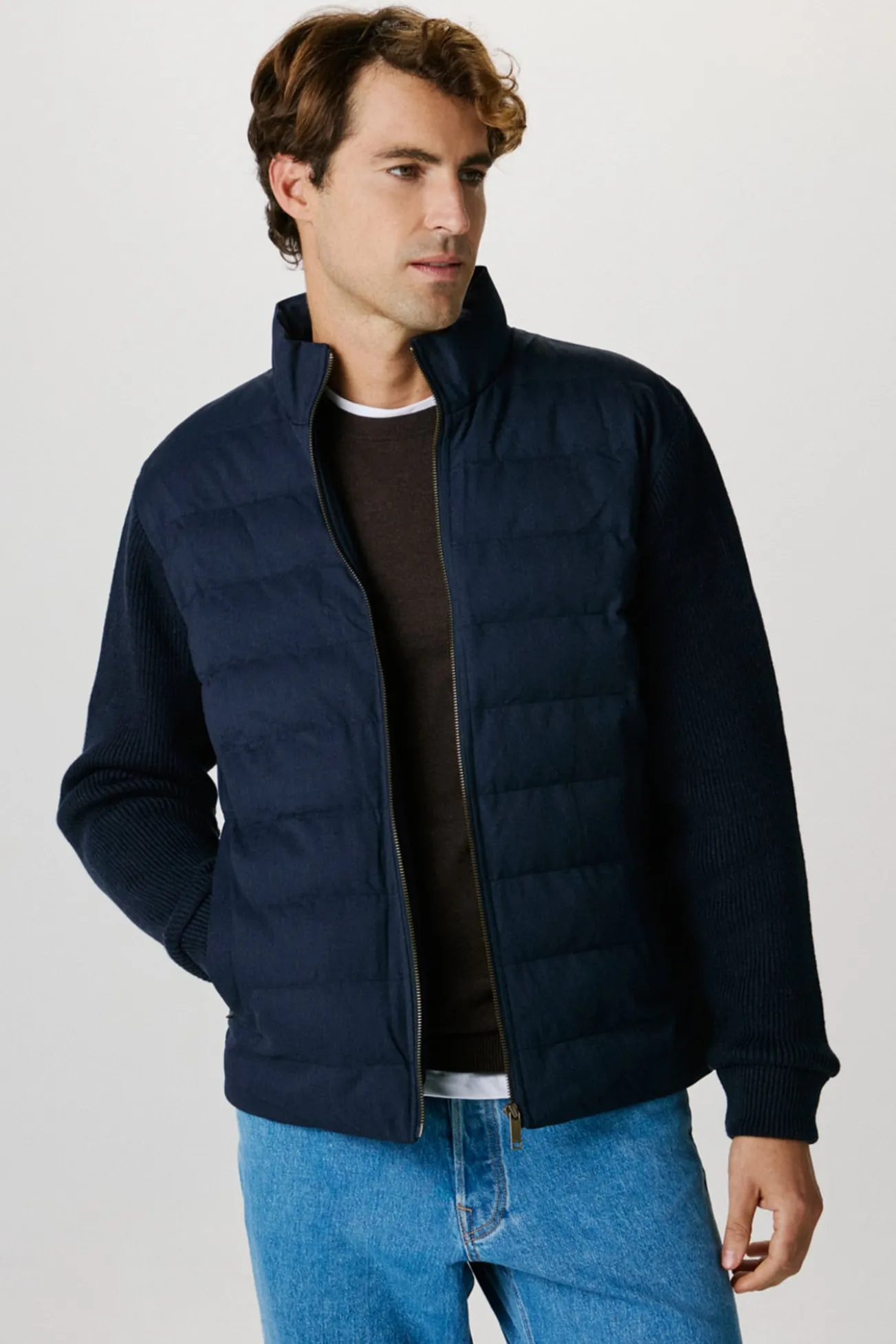 Chaqueta corta acolchada contraste.