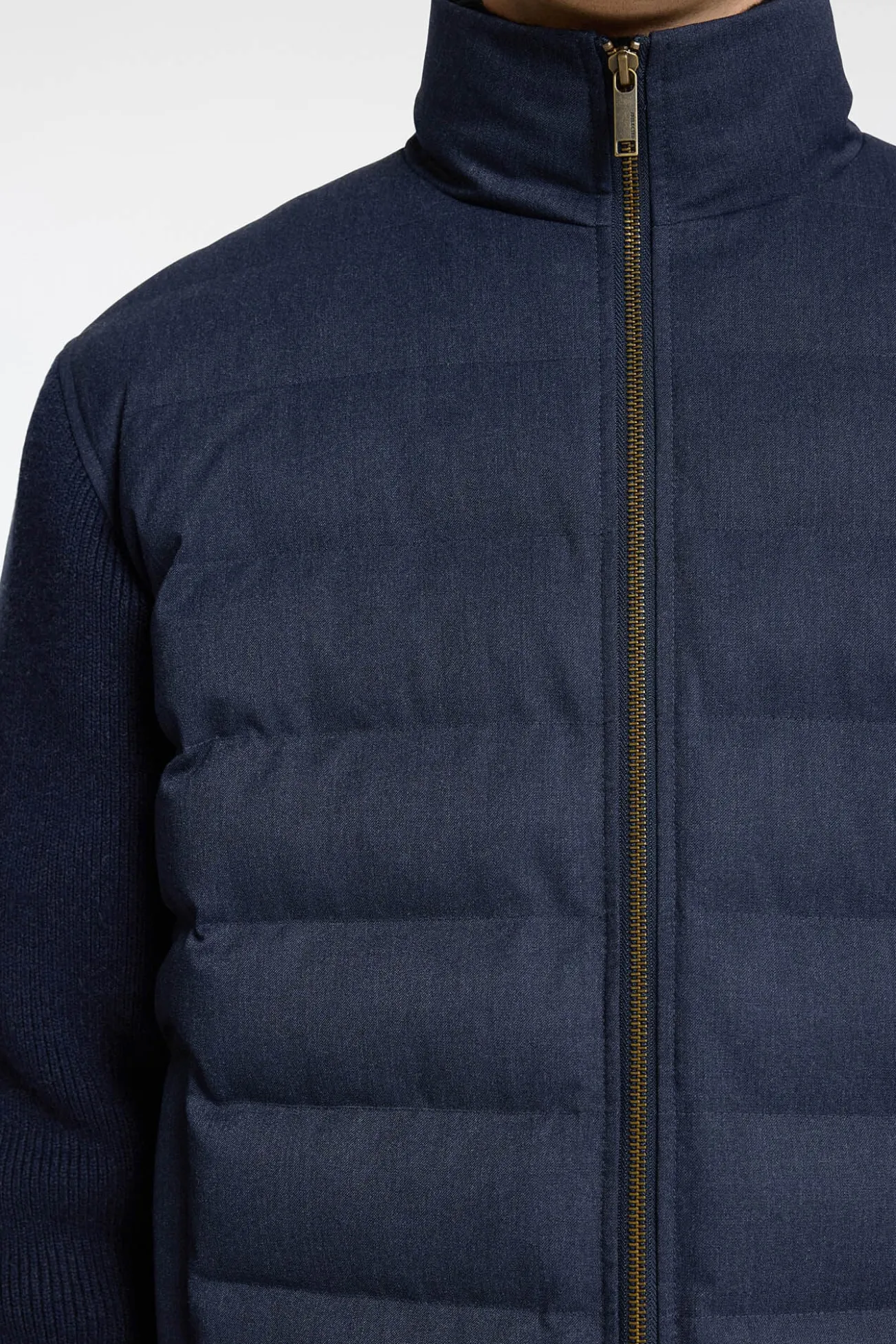 Chaqueta corta acolchada contraste.