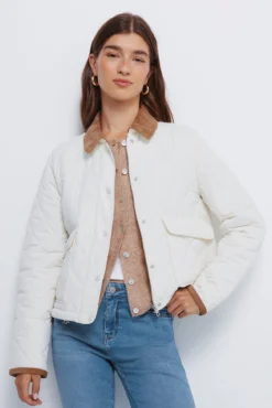Chaqueta corta acolchada cuello pana
