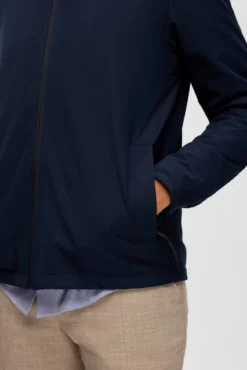 Chaqueta corta impermeable 100% sostenible