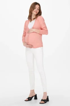 Chaqueta de punto premamá color rosa claro.