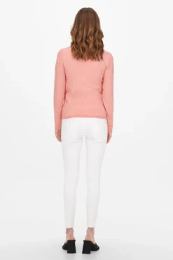 Chaqueta de punto premamá color rosa claro.