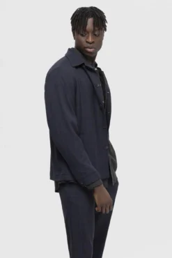 Chaqueta modal de vestir con botones y bolsillo frontal