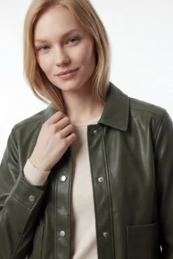Chaqueta polipiel abotonada