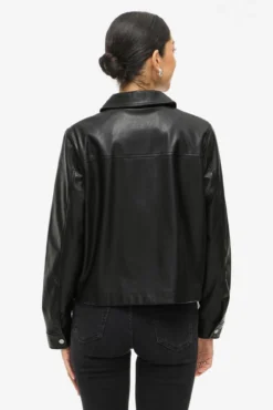 Chaqueta polipiel abotonada