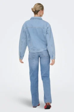 Chaqueta vaquera bolsillos delanteros