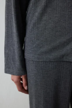 Conjunto de camiseta y pantalón gris liso con canalé