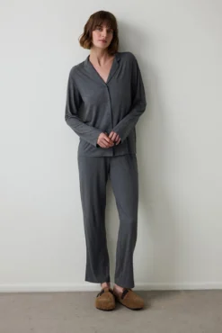 Conjunto de camiseta y pantalón gris liso con canalé