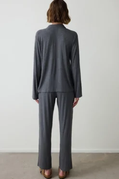 Conjunto de camiseta y pantalón gris liso con canalé