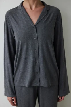Conjunto de camiseta y pantalón gris liso con canalé