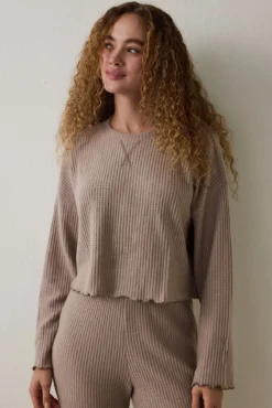Conjunto de pijama térmico de manga larga con cuello redondo y efecto waffle en color moca