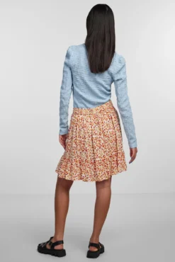 Falda corta de mujer