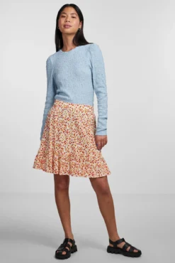 Falda corta de mujer