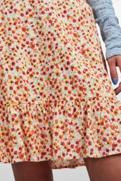 Falda corta de mujer