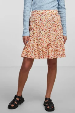 Falda corta de mujer