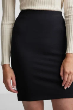 Falda corta de mujer ajustada