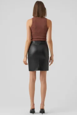 Falda corta efecto piel