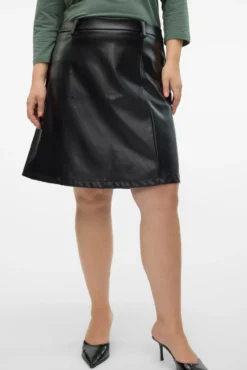 Falda corta efecto piel talla grande