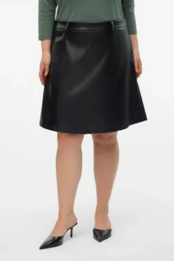Falda corta efecto piel talla grande