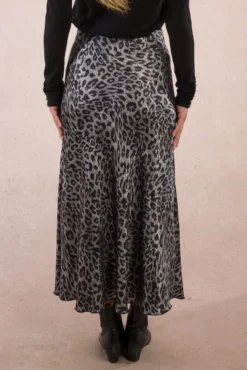 Falda larga satinada con estampado