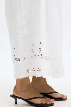 Falda midi con detalle bordado