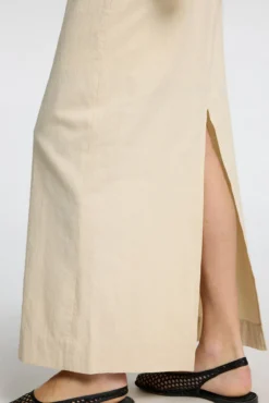 Falda midi confeccionada con lino