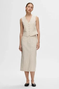 Falda Midi de rayas confeccionada con materiales orgánicos y algodón.