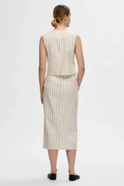 Falda Midi de rayas confeccionada con materiales orgánicos y algodón.
