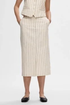Falda Midi de rayas confeccionada con materiales orgánicos y algodón.