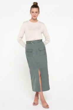Falda midi efecto satinado