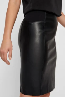 Falda midi encerada