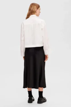 Falda midi fluida confeccionada con materiales reciclados.